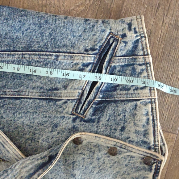 Vintage jean jacket with leather Fringe 💕 - Picture 9 of 10